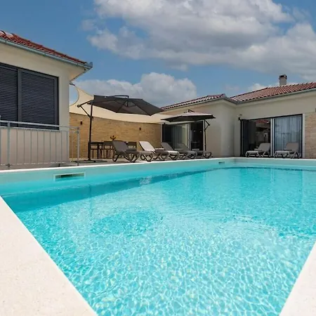 Paloma With Pool Comfortable Villa
